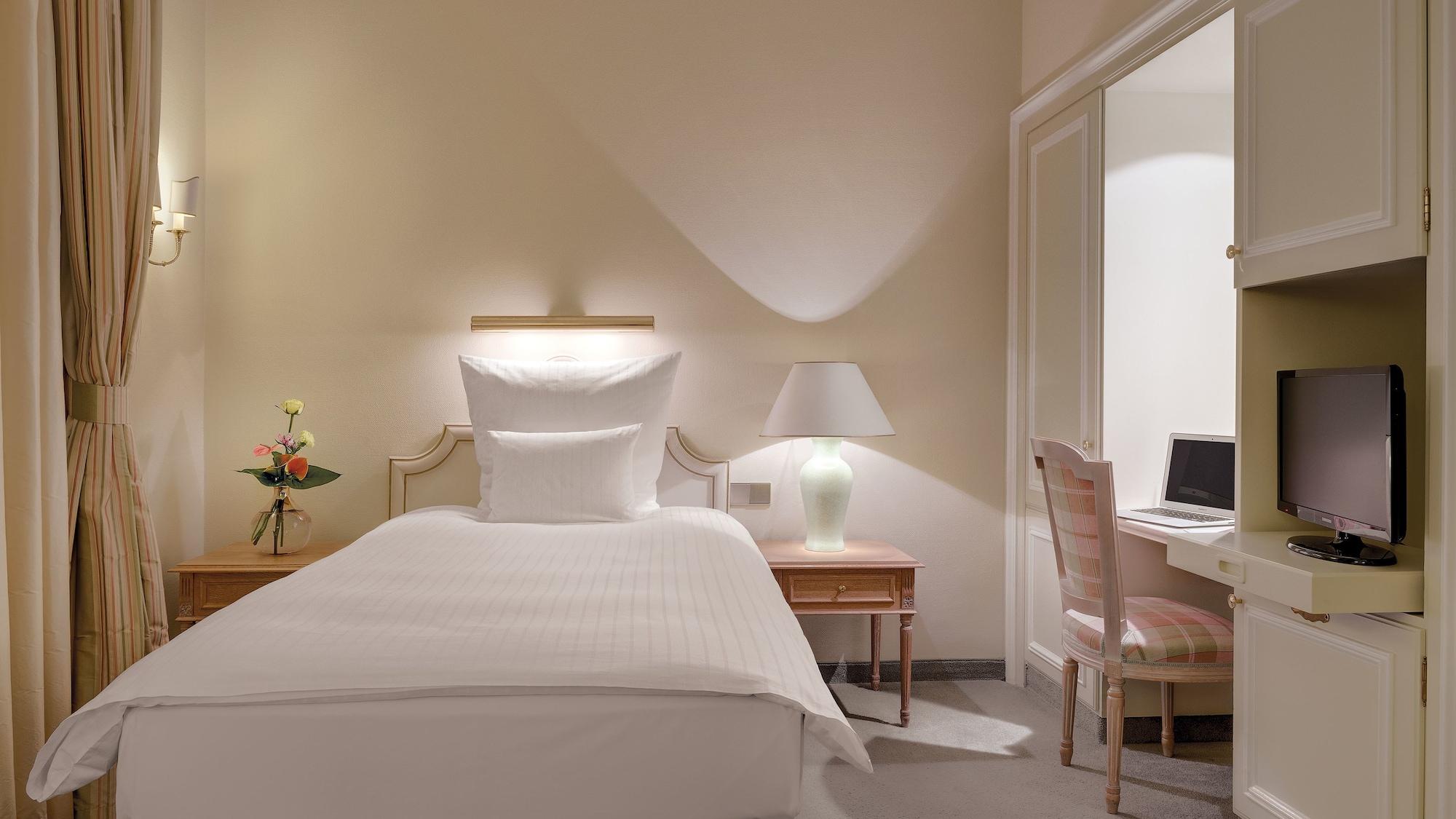 Excelsior Hotel 4*